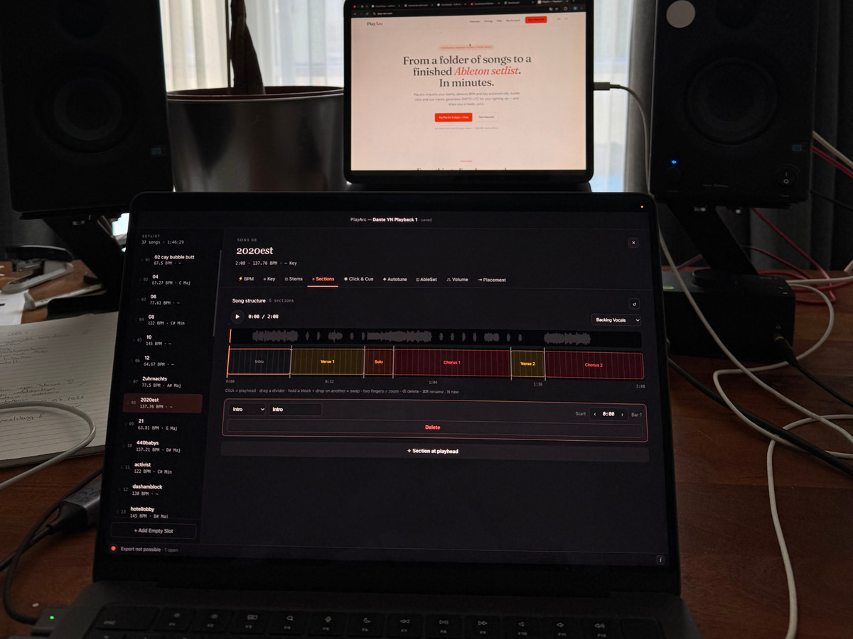 PlayArc auf einem Laptop am Schreibtisch, daneben play-arc.com auf einem Tablet