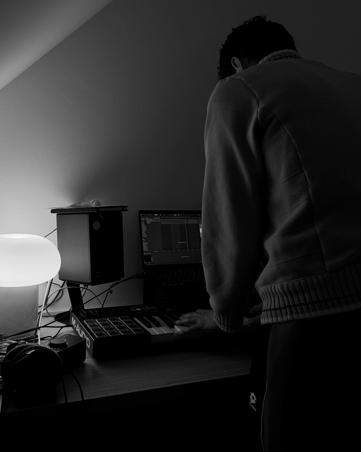 Samuel Richter produziert am Schreibtisch mit Keyboard, Laptop und Lautsprecher