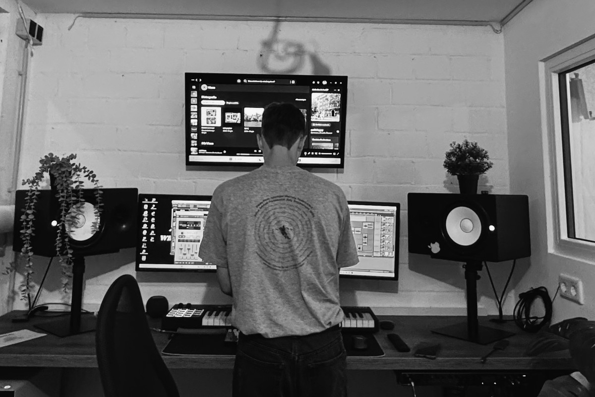 Samuel Richter im RCP-Studio am Keyboard, vor Bildschirmen und Studiolautsprechern